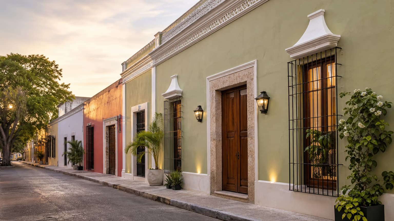 Fachada colonial restaurada en una calle tranquila del centro de Mérida
