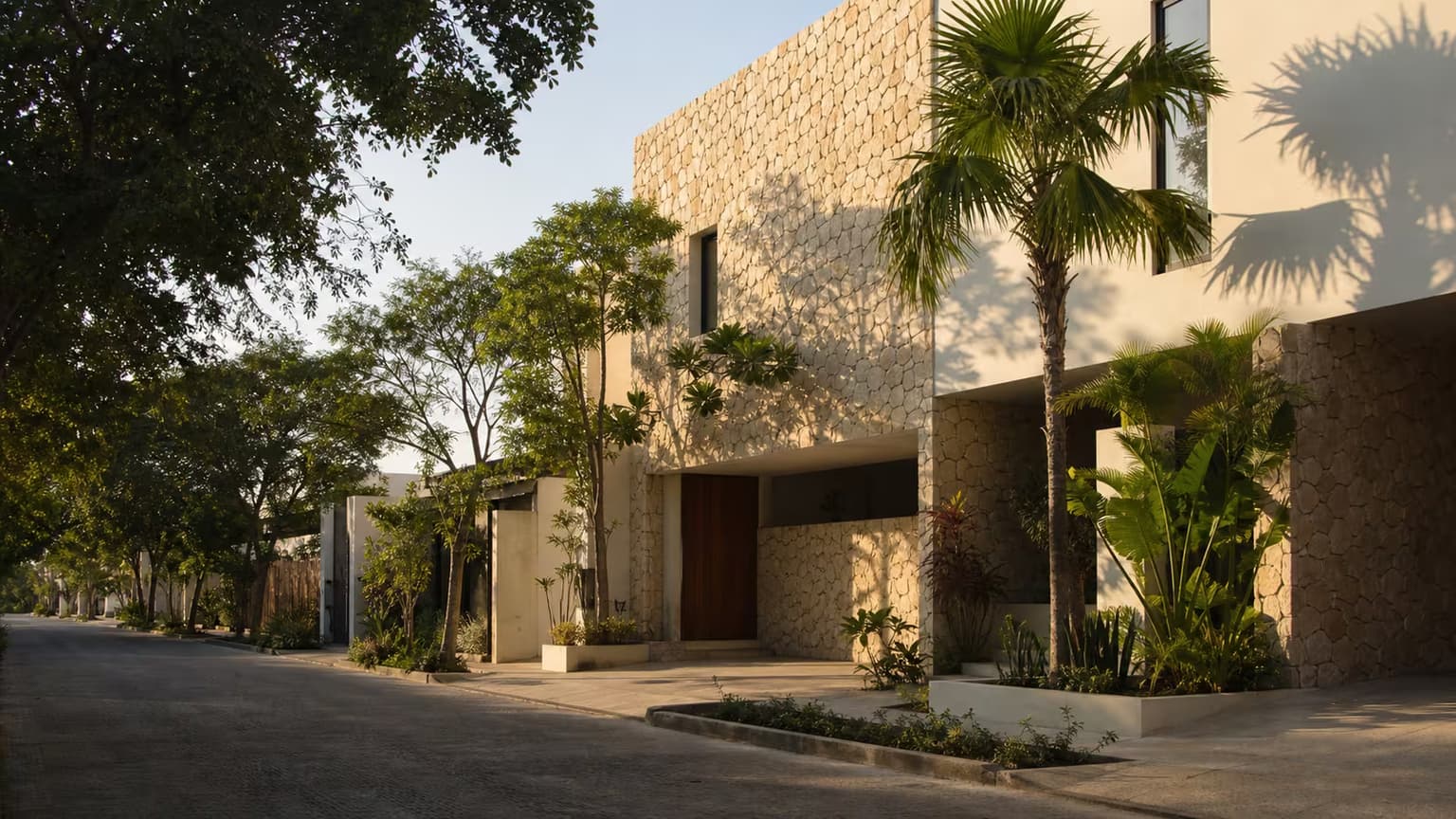 Residencia contemporánea en una calle arbolada de Mérida, Yucatán