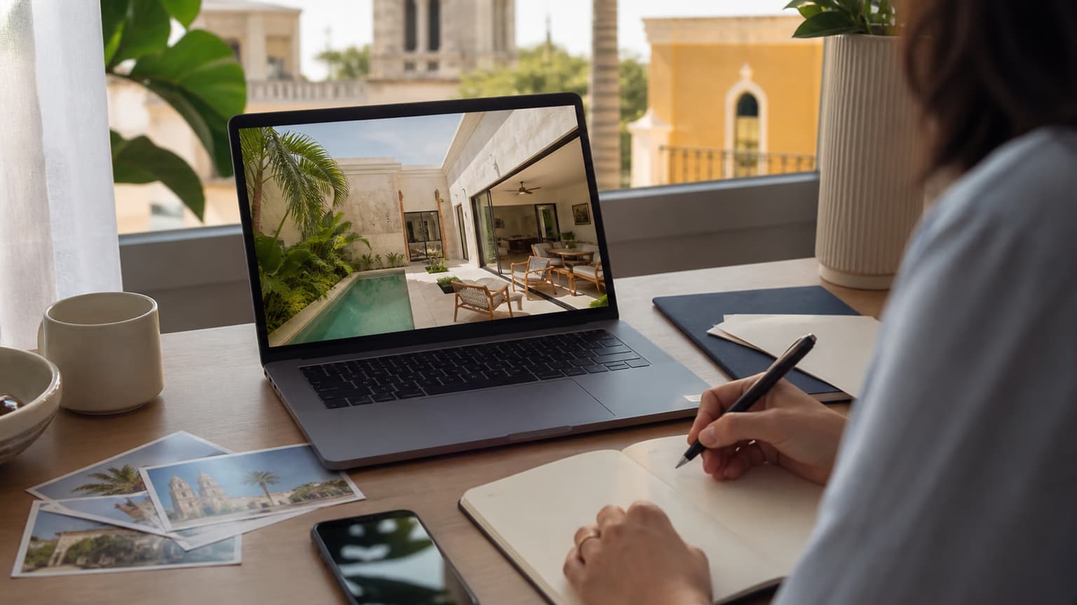 Compradora revisando a distancia una residencia de Mérida mediante una videollamada
