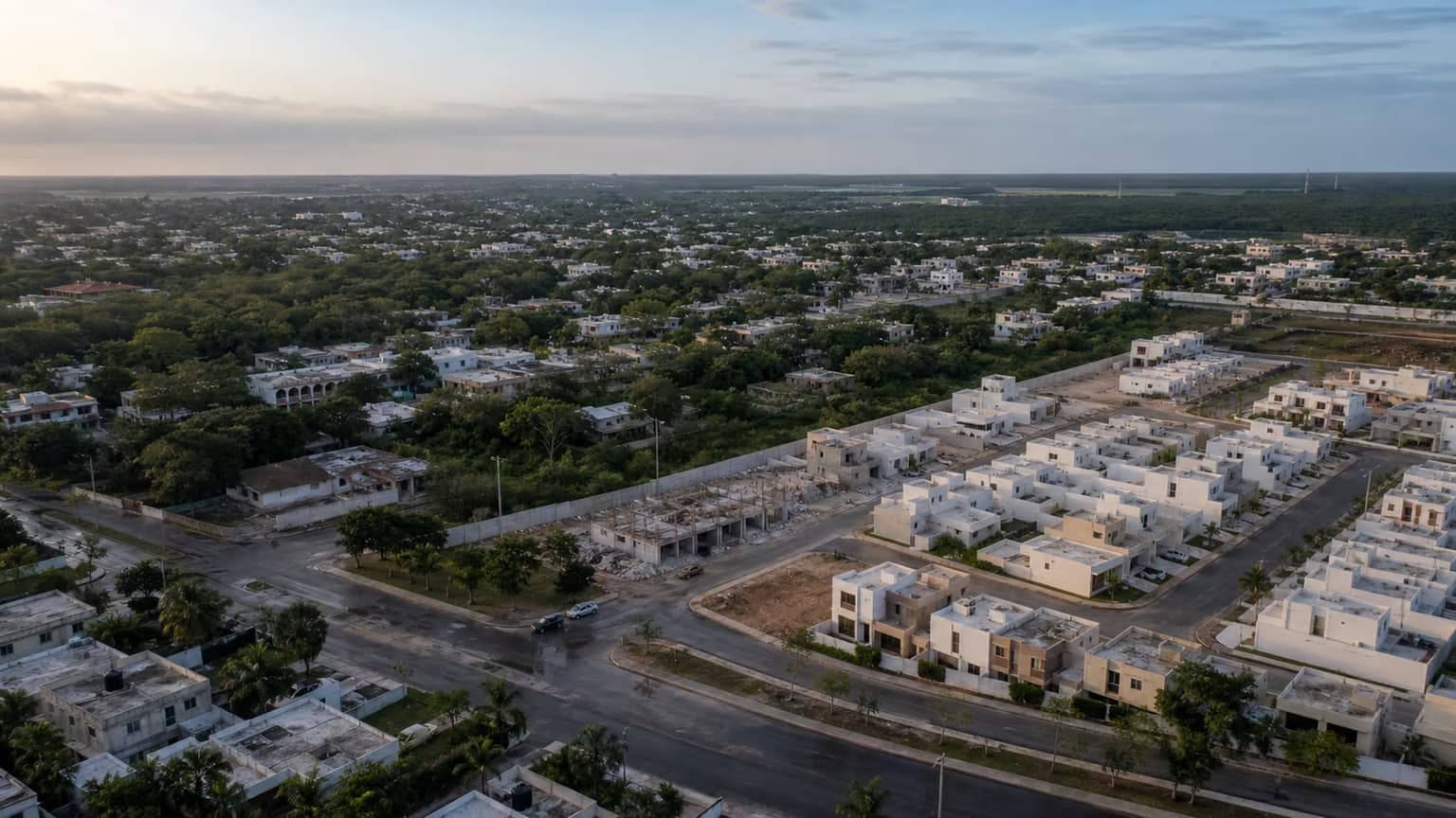 Crecimiento residencial medido en Mérida con barrios arbolados y nuevas construcciones