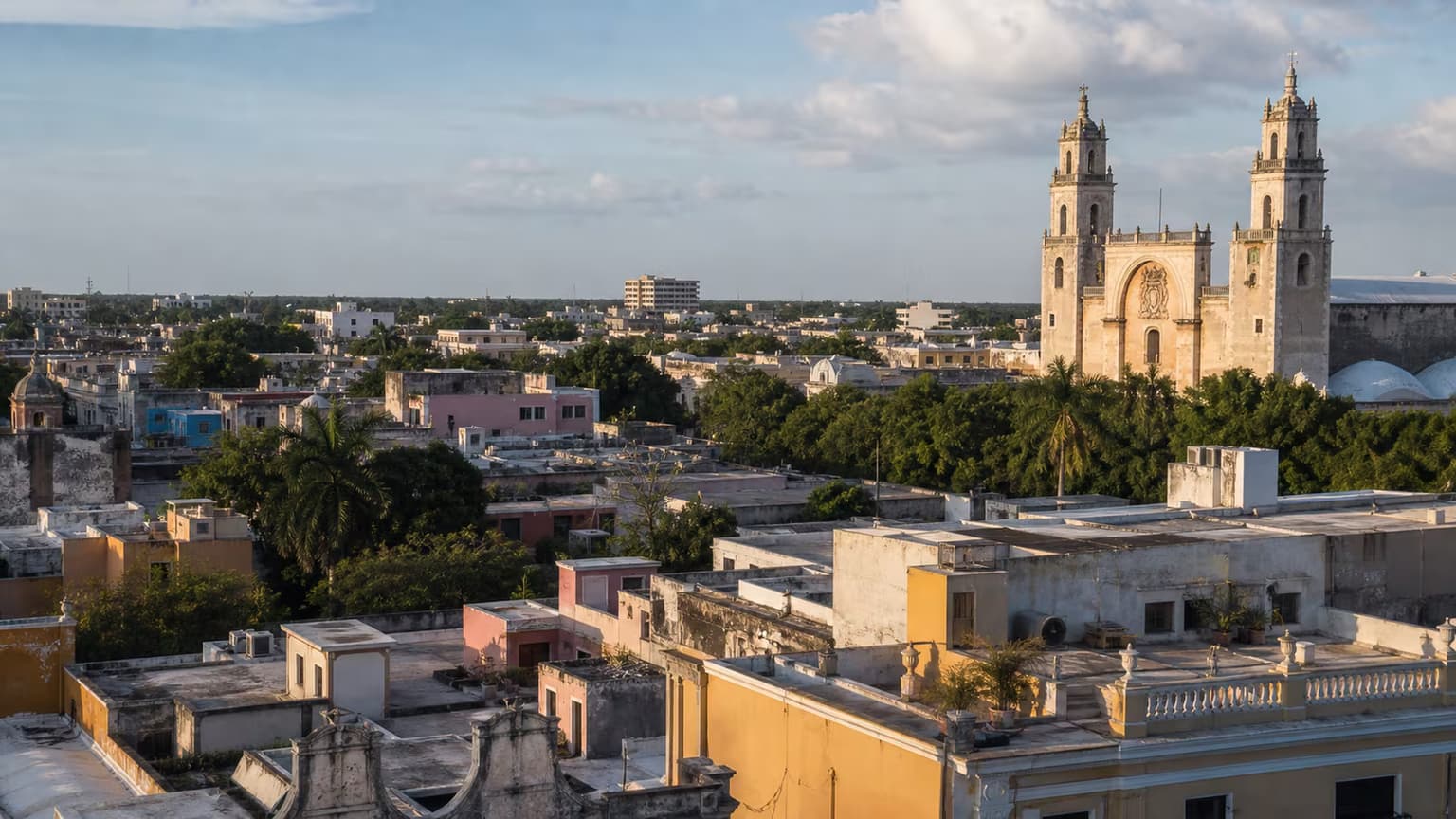 Vista editorial de Mérida con arquitectura histórica y crecimiento residencial
